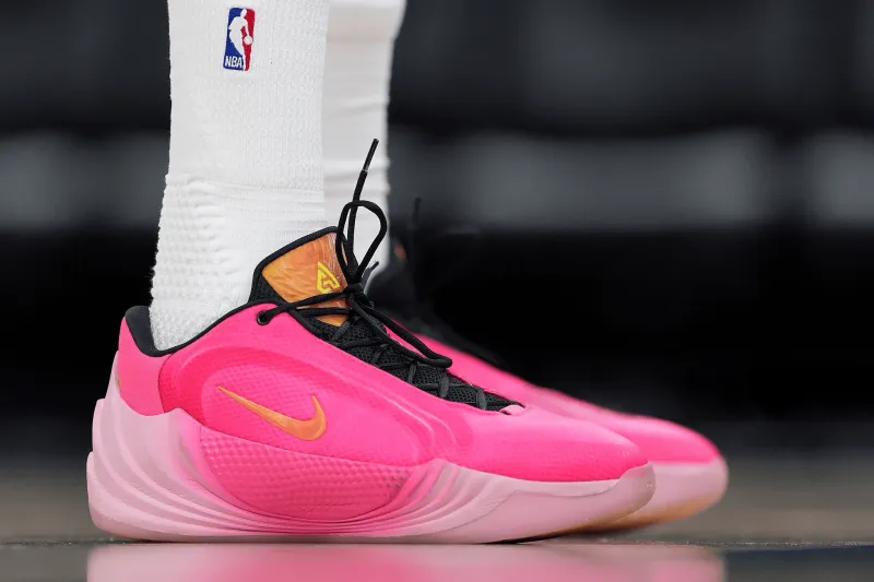 足球比分直播-阿德托昆博穿着Freak8，得到24分5篮板4助攻1抢断